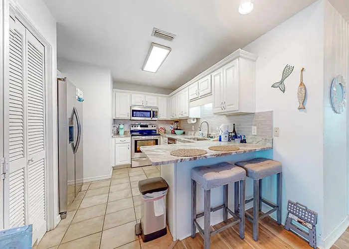 Sunlit Two-story With Pool Walk One Block To The Holiday home *