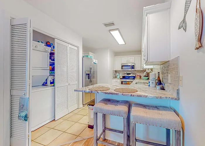Holiday home Sunlit Two-story With Pool Walk One Block To The Gulf Shores