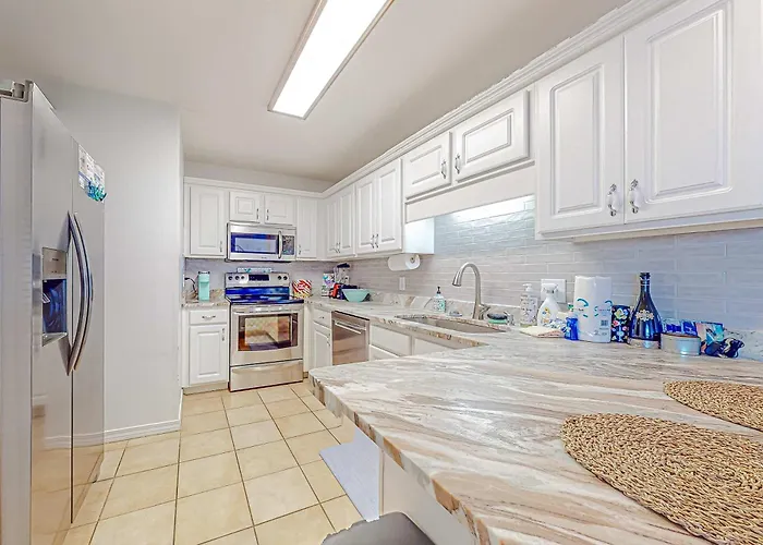 Sunlit Two-story With Pool Walk One Block To The * Gulf Shores