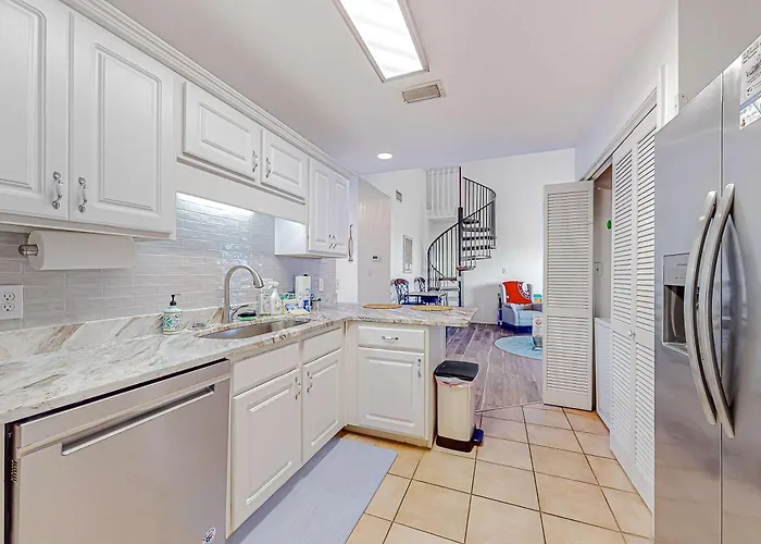 Holiday home Sunlit Two-story With Pool Walk One Block To The Gulf Shores