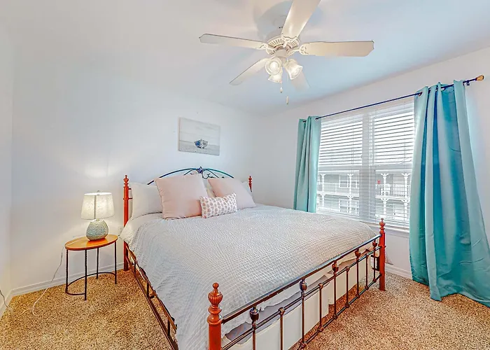 Holiday home Sunlit Two-story With Pool Walk One Block To The