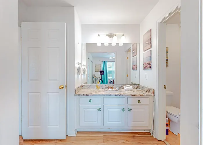 Sunlit Two-story With Pool Walk One Block To The Holiday home