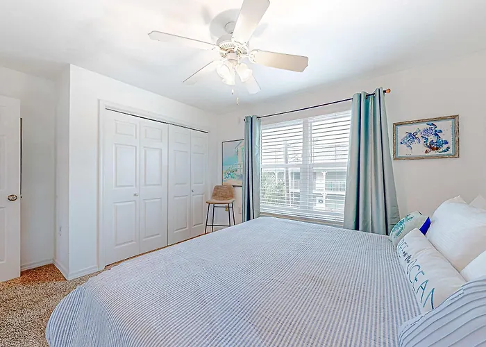 Sunlit Two-story With Pool Walk One Block To The Holiday home