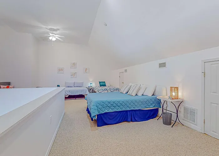Holiday home Sunlit Two-story With Pool Walk One Block To The