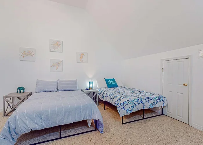 Sunlit Two-story With Pool Walk One Block To The Holiday home *