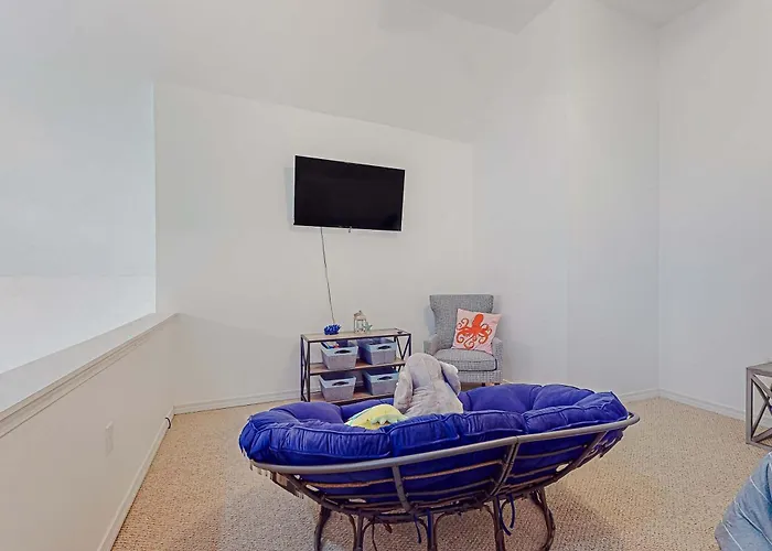 Sunlit Two-story With Pool Walk One Block To The Holiday home *